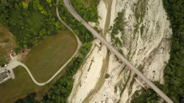 Una Vista Aérea Puente Largo Italia Con Vista Montaña Piedra — Vídeo de stock