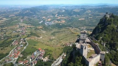 San Marino İtalya yeşil dağların kaleler ve küçük köy evleri çok güzel manzara hava atış