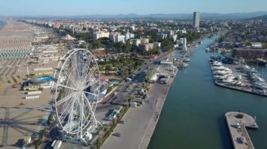 Bir büyük feribotlar tekerlek üzerinde geniş kıyı şeridi görülen yerde Rimini yan yol alan ve yanaşma iskelesi üzerinde tekne