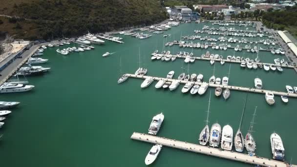 数百艘快艇停靠意大利的蒙特阿根廷港 享有广阔的海景 — 图库视频影像