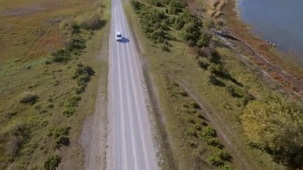 Widok Lotu Ptaka Samochodu Biegną Długiej Drodze Saaremaa Estonia Zielonym — Wideo stockowe