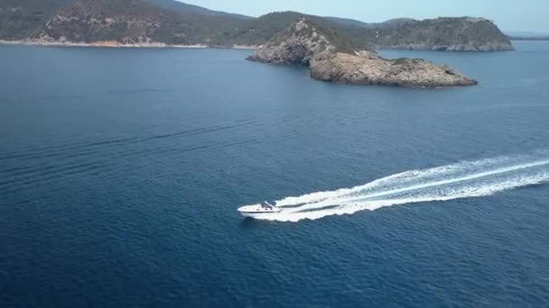 Das schnellboot im meer von monte argentario — Stockvideo