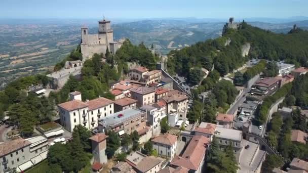 De luchtfoto van het natuurgebied van San Marino — Stockvideo