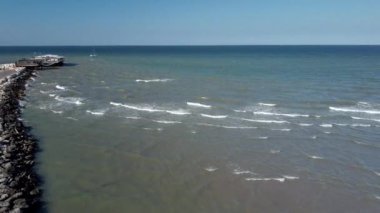 Rimini İtalya'da plajdan gelen küçük dalgalar