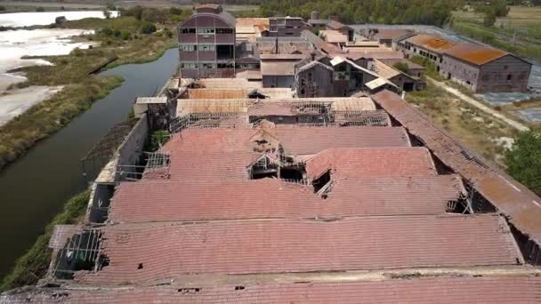 De rode daken van de verwoeste huizen in Orbetello in Italië — Stockvideo