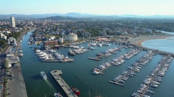 Los veleros de atraque en el puerto de Rimini en Italia — Vídeos de Stock