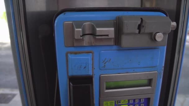 Una ranura para tarjetas y máquinas de monedas desde una cabina telefónica — Vídeo de stock