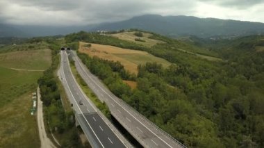 İtalya'da orman boyunca uzun köprü
