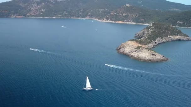 Un voilier de croisière sur l'océan à Monte Argentario — Video