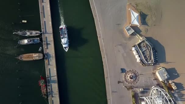 Le bateau de vitesse approche à Rimini Italy.mov — Video