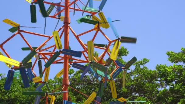 Veel kleurrijke propellers spinnen rond in het Park. MOV — Stockvideo