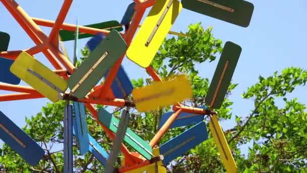 Otáčející se barevná vrtule v parku. mov — Stock video