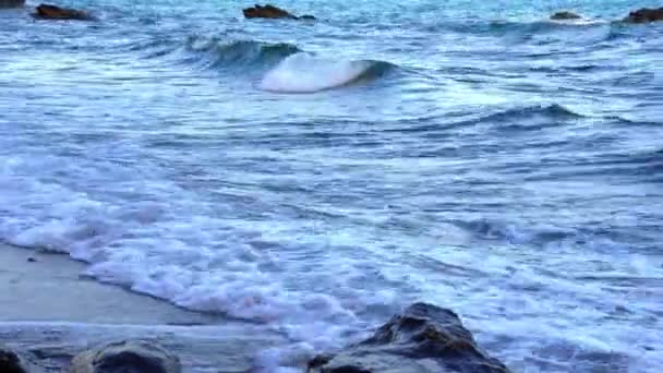 De golven van het blauwe water in de zee. MOV — Stockvideo