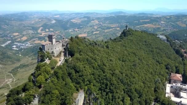 De groene planten op de bergtop in San Marino. MOV — Stockvideo