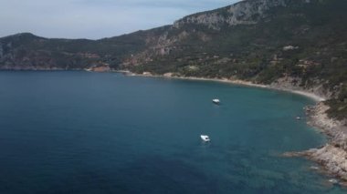 Monte Argentario'da dağ ve mavi deniz manzarası