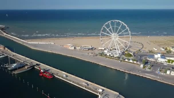 A vista aérea da roda de balsas e do litoral em Rimini — Vídeo de Stock