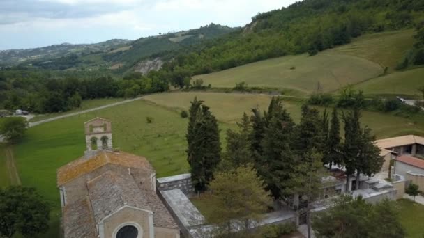 Вид з повітря на церкву посеред поля — стокове відео