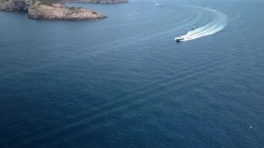Okyanusta gezinen bir sürat teknesi