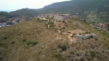 Monte Argentario bir tepenin üstündeki kale