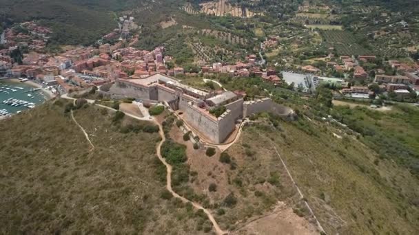 Повітряний постріл замку на пагорбі в Монте-Арданіо — стокове відео