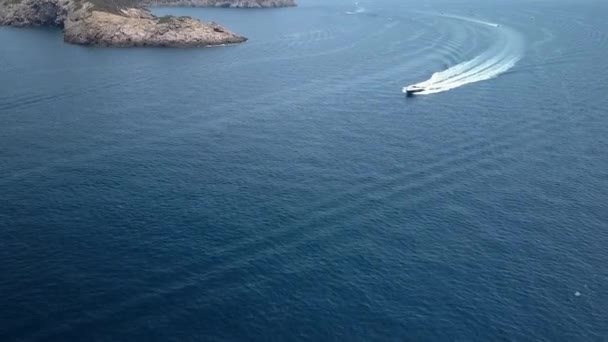 Un motoscafo in velocità in crociera nell'oceano — Video Stock