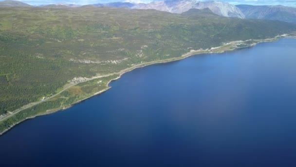 Ein Langer Berg Ufer Des Meeres Norwegen Mit Der Blauen — Stockvideo