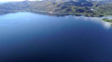 Merkezinde küçük ada ile Norveç'te mavi renkli deniz suyu havadan görünümü