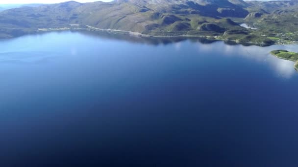 ノルウェーの青い色の海水の航空写真と中央に小さな島 — ストック動画