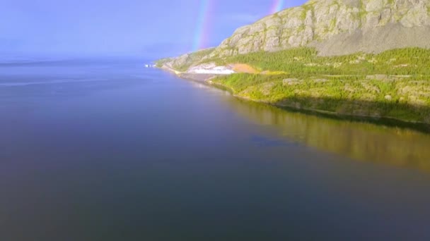 Две Радуги Конце Горы Норвегии Синим Цветом Морской Воды Нем — стоковое видео