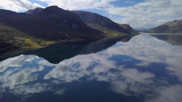 Mar Nubes Refleja Agua Del Mar Noruega Con Los Mosquitos — Vídeo de stock