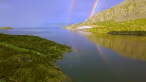 在挪威海滩发现的两道彩虹的倒影在山的尽头 — 图库视频影像