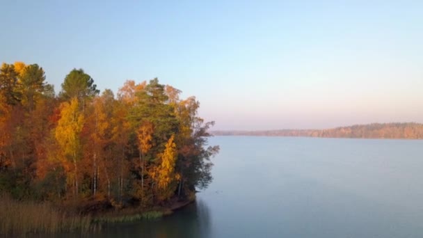 島の木々と秋の間にフィンランドの湖の夕日の航空写真 — ストック動画