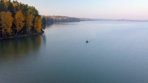 Una vista aérea del barco de pescadores en el lago de Finlandia — Vídeos de Stock