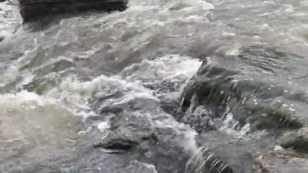 Rushing de l'eau sur la rivière en Finlande — Video