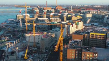 Helsinki limanı yakınındaki bir fabrikada uzun vinçlerin havadan görünümü