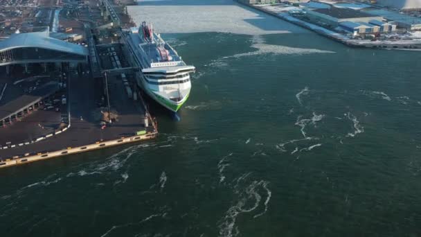 Een luchtfoto van het blauwe water op de haven van Helsinki — Stockvideo