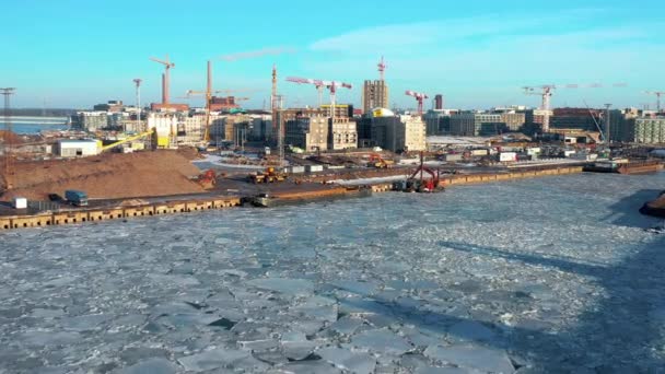 Industrikranar på sidan av Helsingfors hamn — Stockvideo