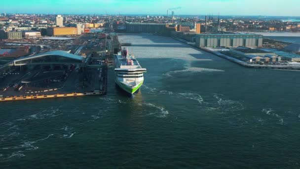 Круизный корабль-жук причаливает к порту Хельсинки — стоковое видео