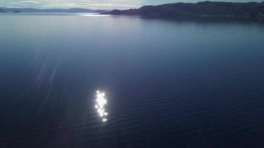 Norveç'te deniz suyu üzerinde güneş yansıması