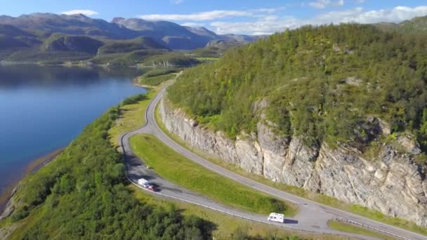 Les deux petites routes longues sur le flanc de la montagne en Norvège 