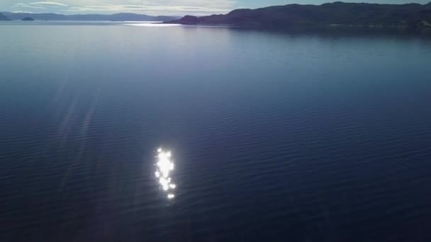 El reflejo del sol sobre el agua de mar en Noruega — Vídeos de Stock