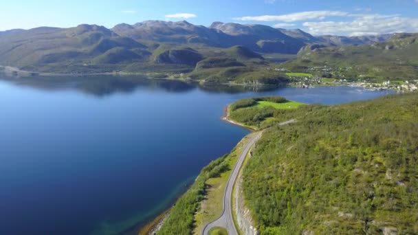 Een luchtfoto van de groene bergen in Noorwegen — Stockvideo