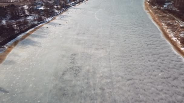 Den frusna vattnet i Big River i Pärnu Estland — Stockvideo