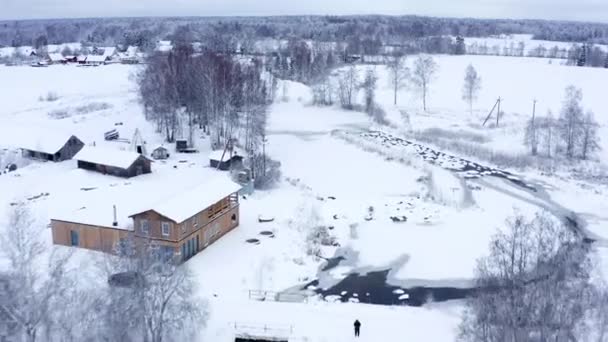 Der weiße Schnee bedeckt den Boden im Dorf in Estland — Stockvideo