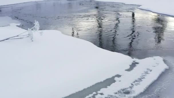 L'acqua che scorre sul fiume con alcune parti coperte di neve — Video Stock