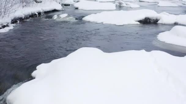 La neige épaisse sur le bord de la rivière en Estonie 