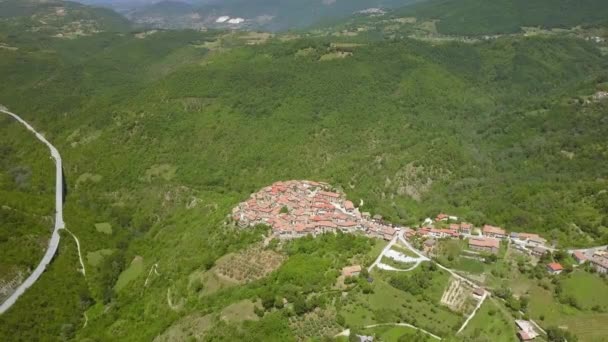 Het uitzicht vanuit de lucht op de bergketen in Petrello Salto — Stockvideo