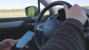 Direksiyon simidi ve akıllı telefon manzarası.