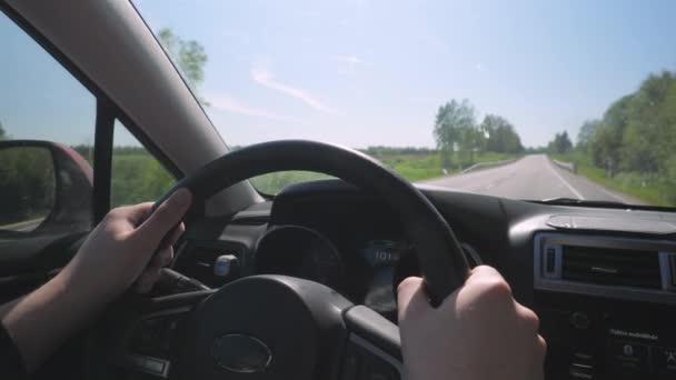 Вид на дорогу з автомобіля всередині з водієм — стокове відео