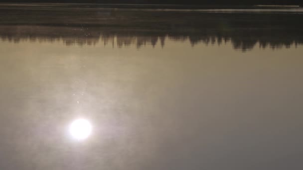 Reflektionen av solen på sjön vatten i Finland.copy utrymme — Stockvideo